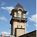 Историческая башня с часами и часть хранилища